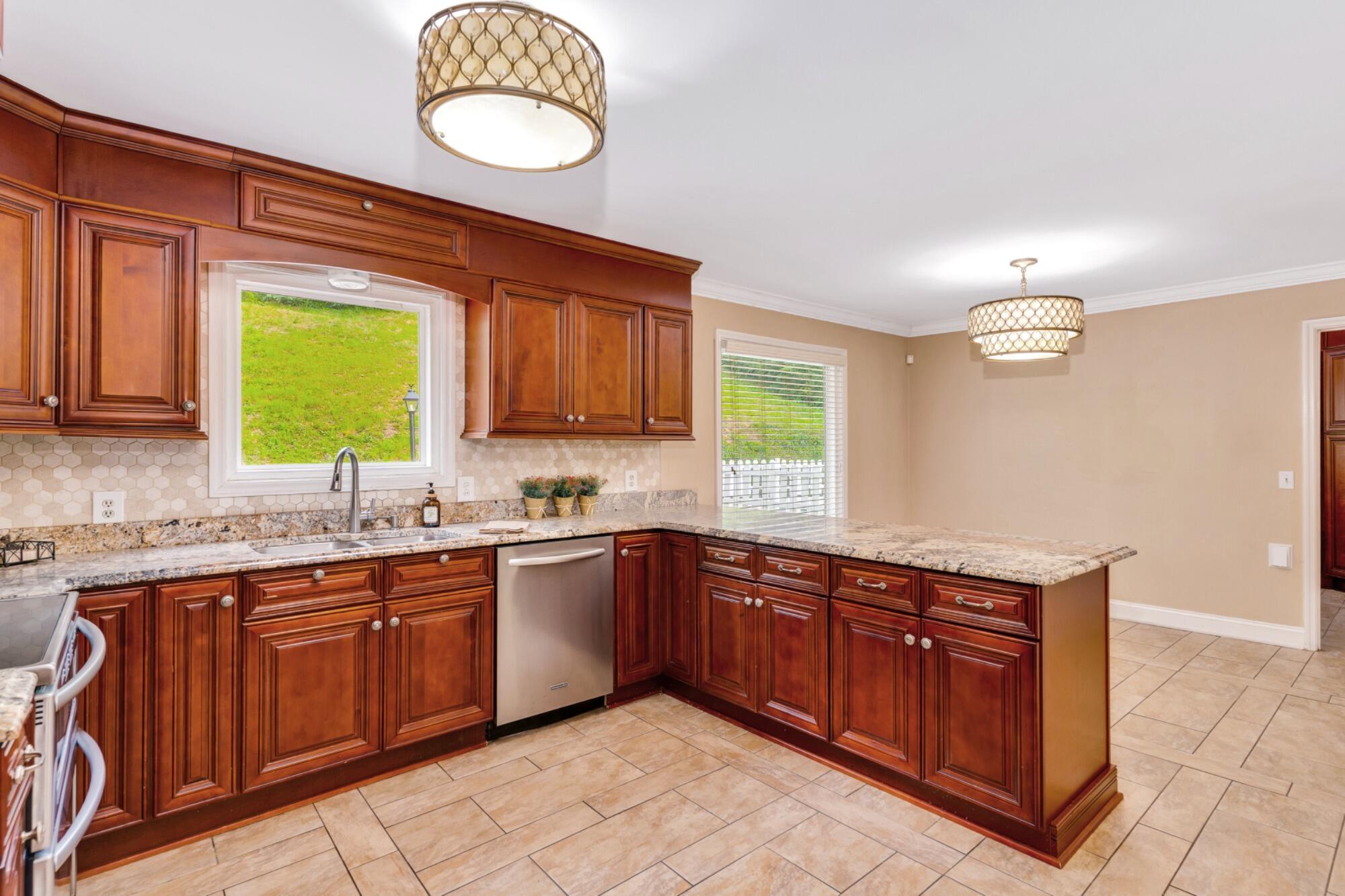 Image 4: Kitchen