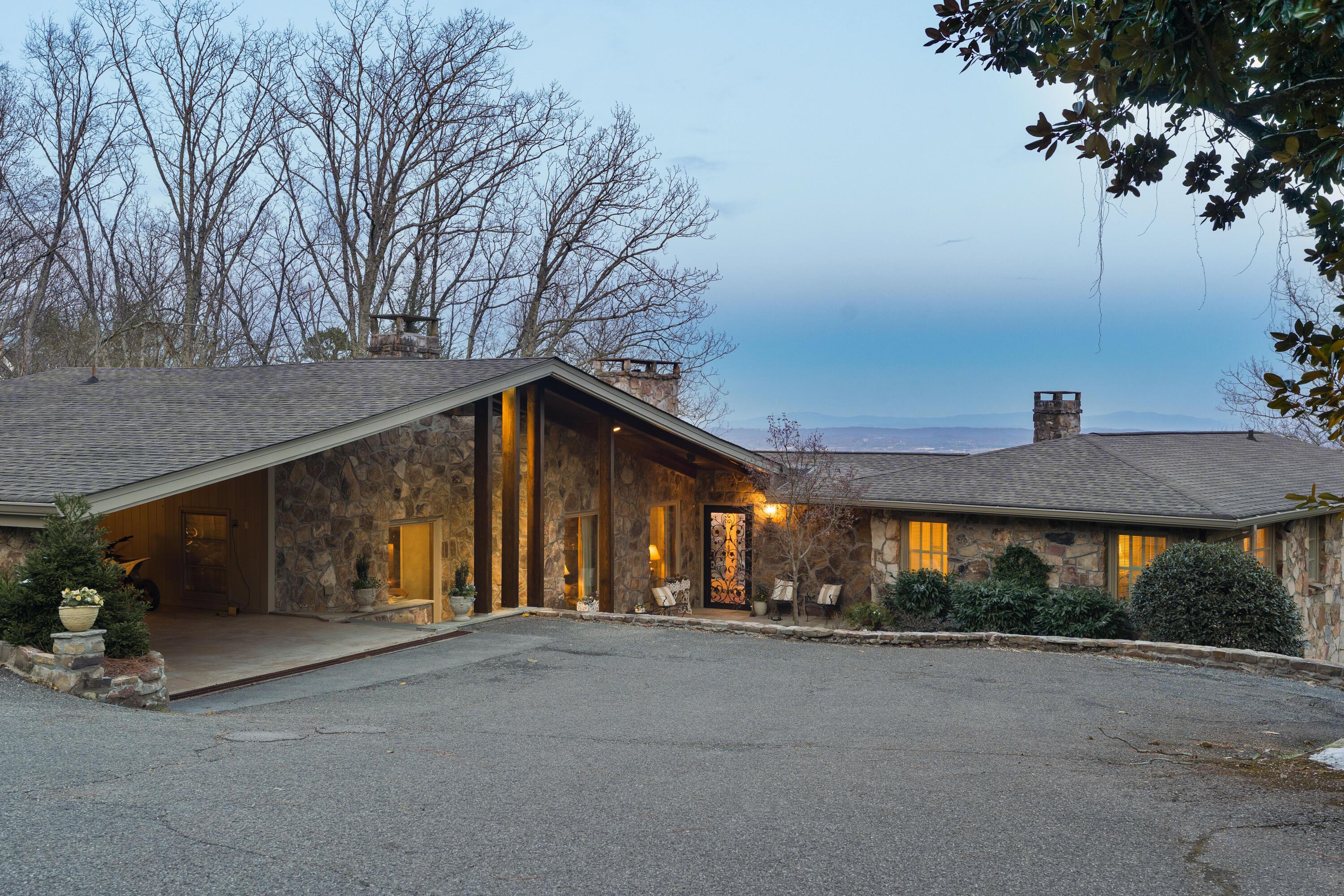 Image 1: 123 - 1001 Fleetwood Drive - V2 - Twilig