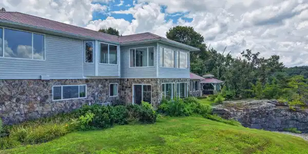 Image 4: 03_Back_Exterior