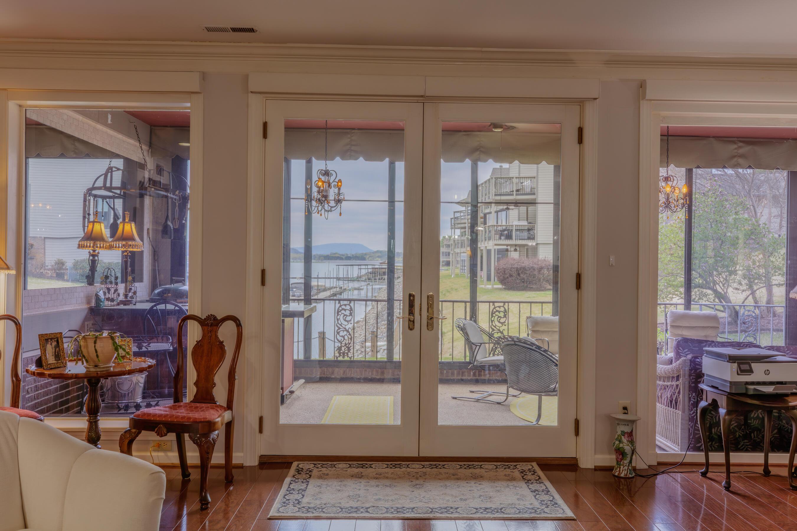 Image 3: 4274 Lakeshore #100 HD-44