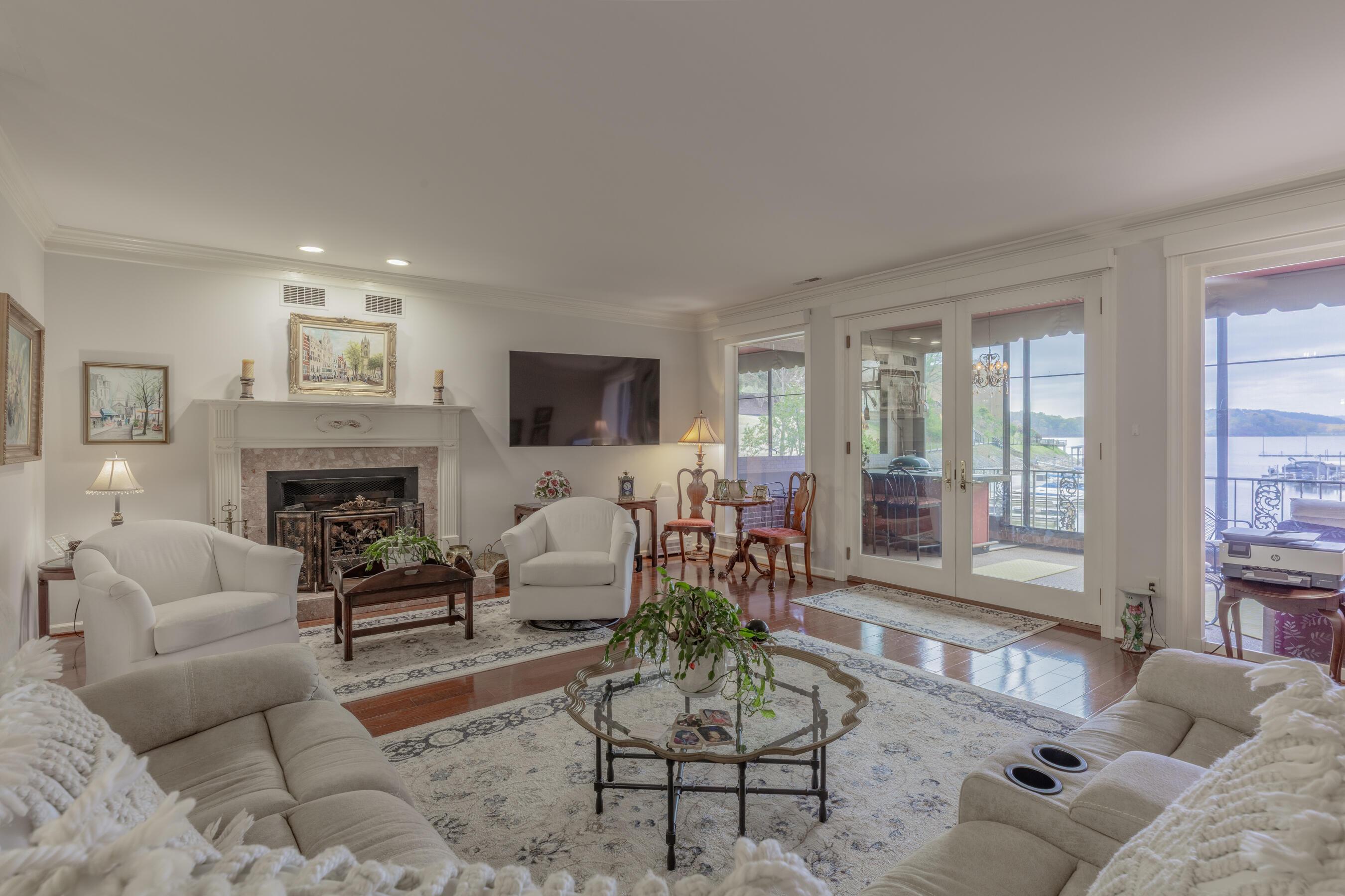 Image 4: 4274 Lakeshore #100 HD-40