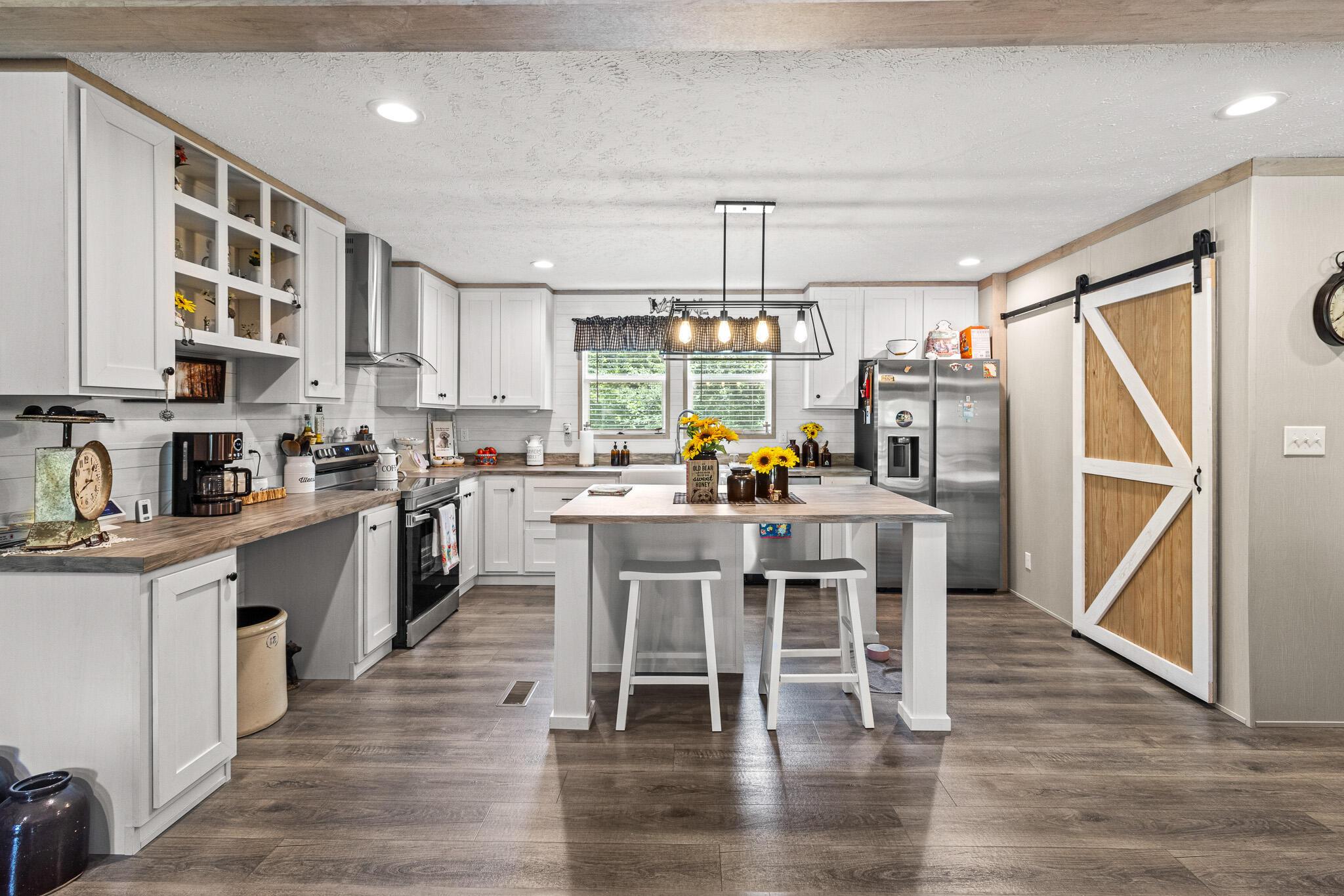 Image 2: Kitchen 2