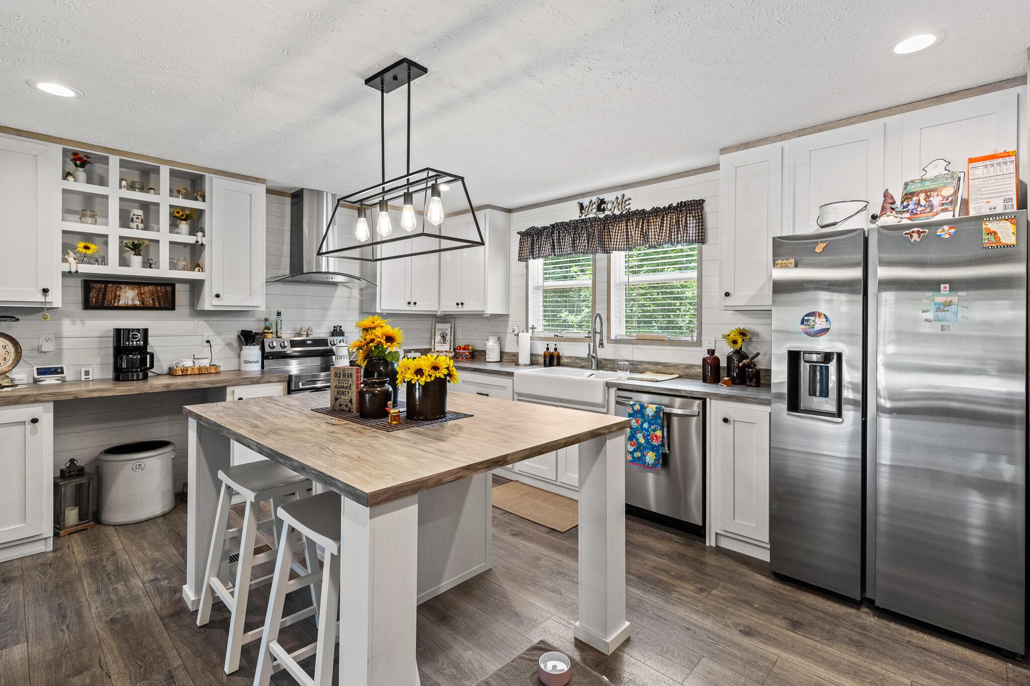 Image 3: Kitchen