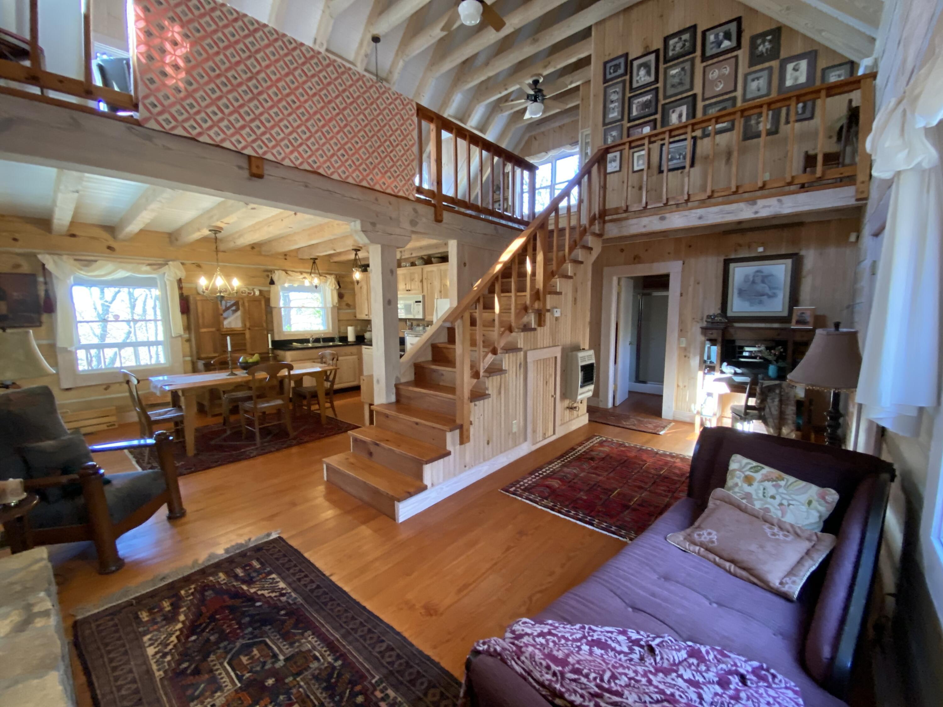 Image 2: LARGE LIVING AREA