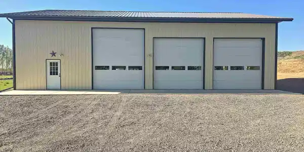 Image 3: 60' x 42' shop