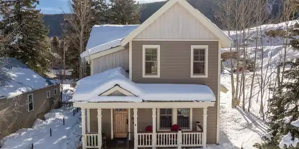 18 Maroon Avenue