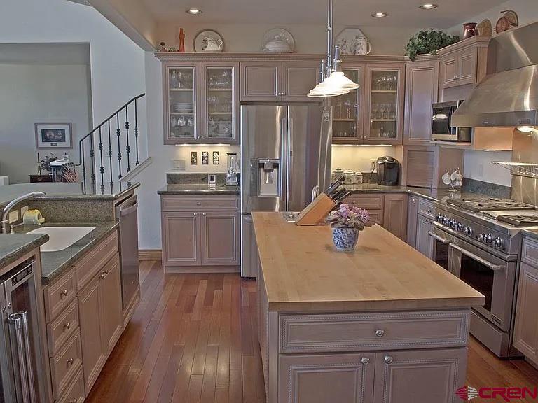 Image 4: Kitchen