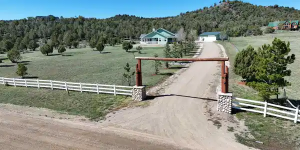 Image 2: Entry/Driveway