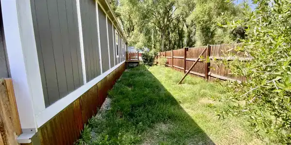 Image 2: Side Yard