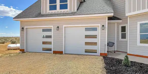 Image 3: Garage