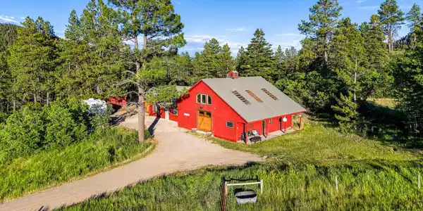 Image 2: Barn w/ Apartment