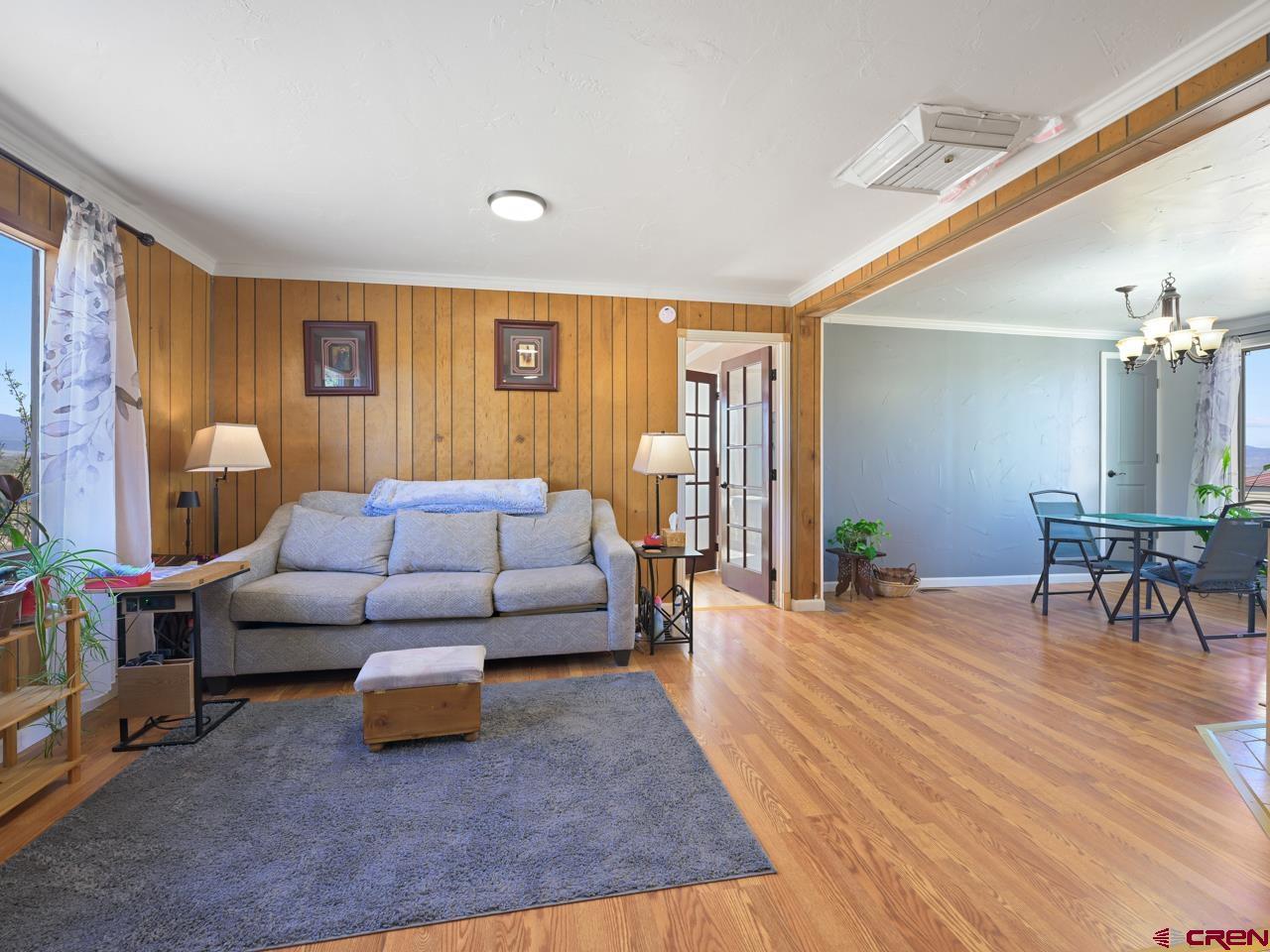 Image 3: Living Room