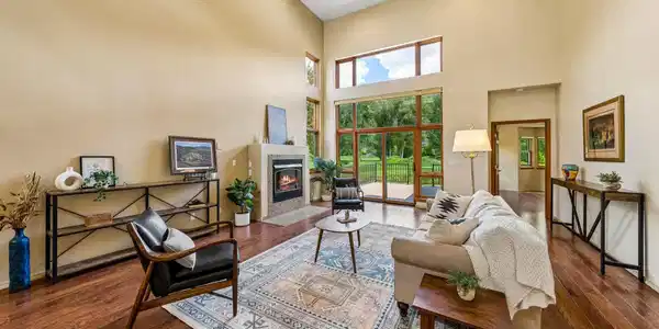 Image 4: Living Room