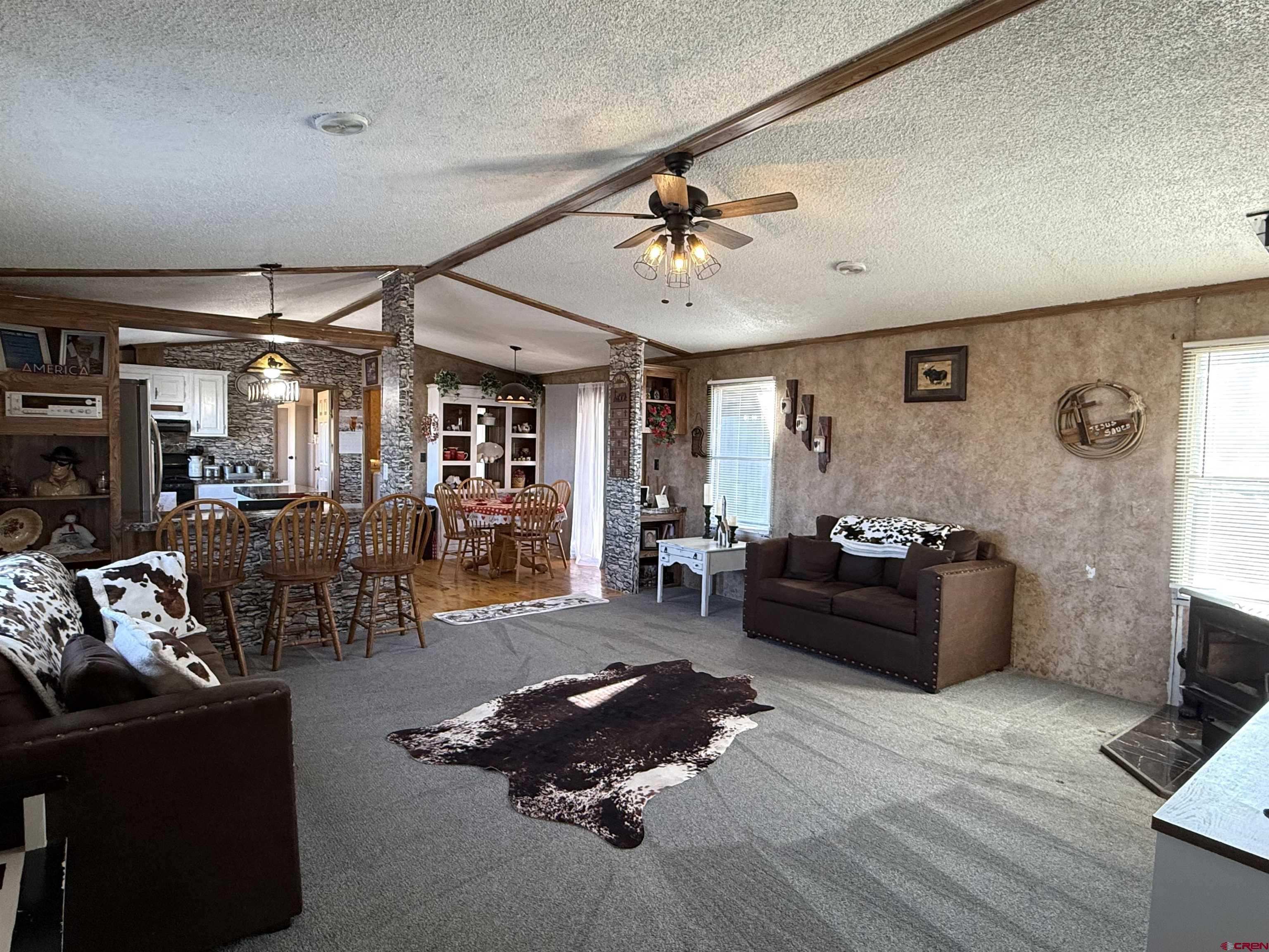 Image 4: Living Room