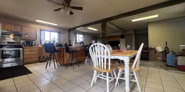 Image 2: Eat-in Kitchen