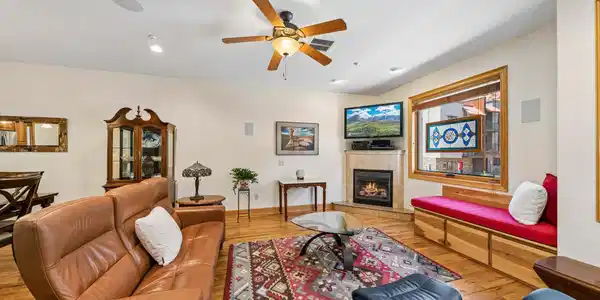 Image 4: Living Room