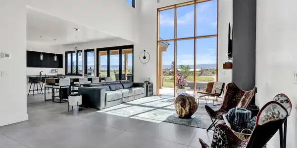 Image 3: Living Room