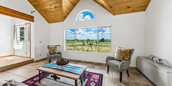 Image 4: Living Area