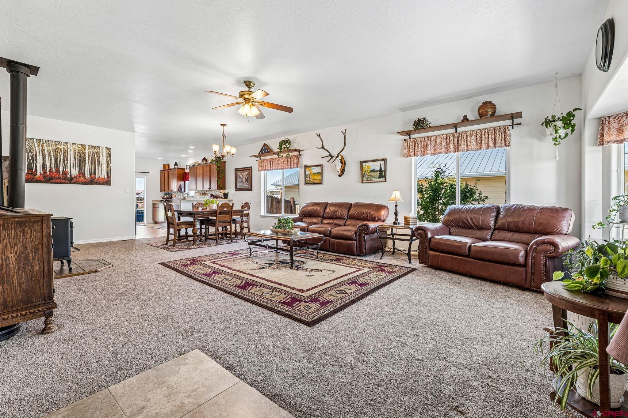 Image 4: Living Room