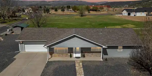 404 SE Birdie Circle