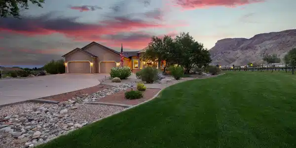 Image 2: Stunning property surrounded by Vineyards