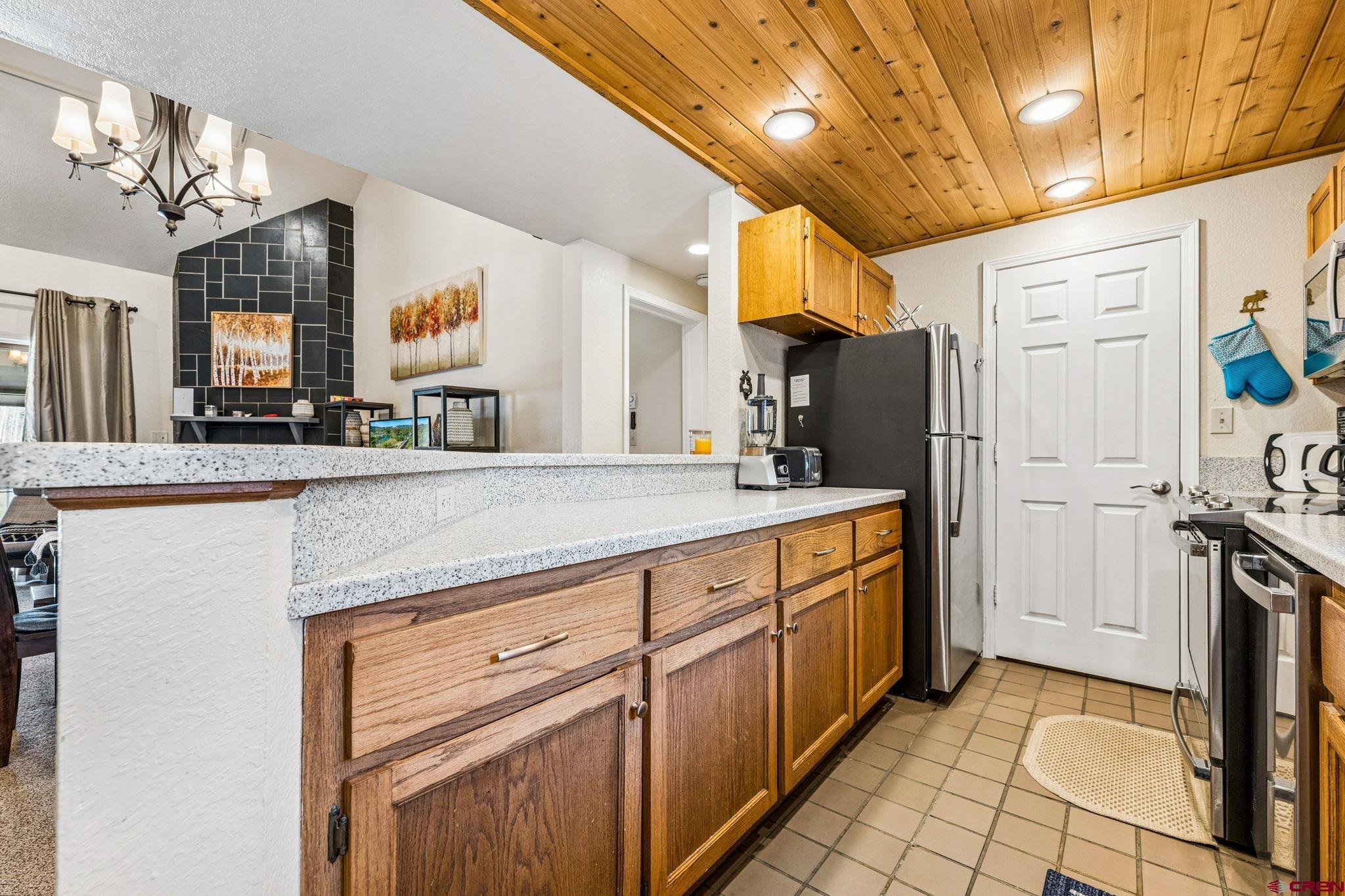 Image 4: Kitchen