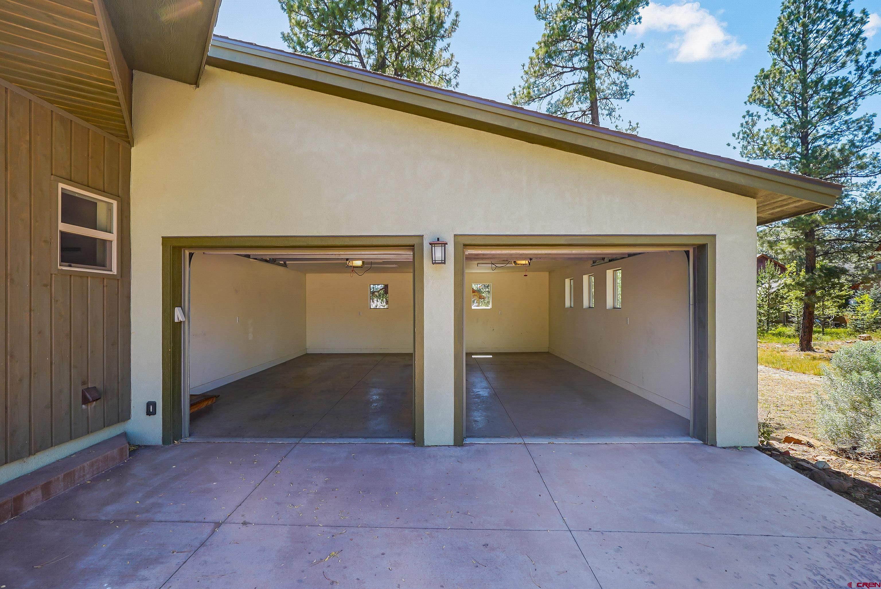 Image 4: Garage