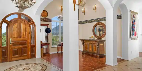 Image 4: Foyer