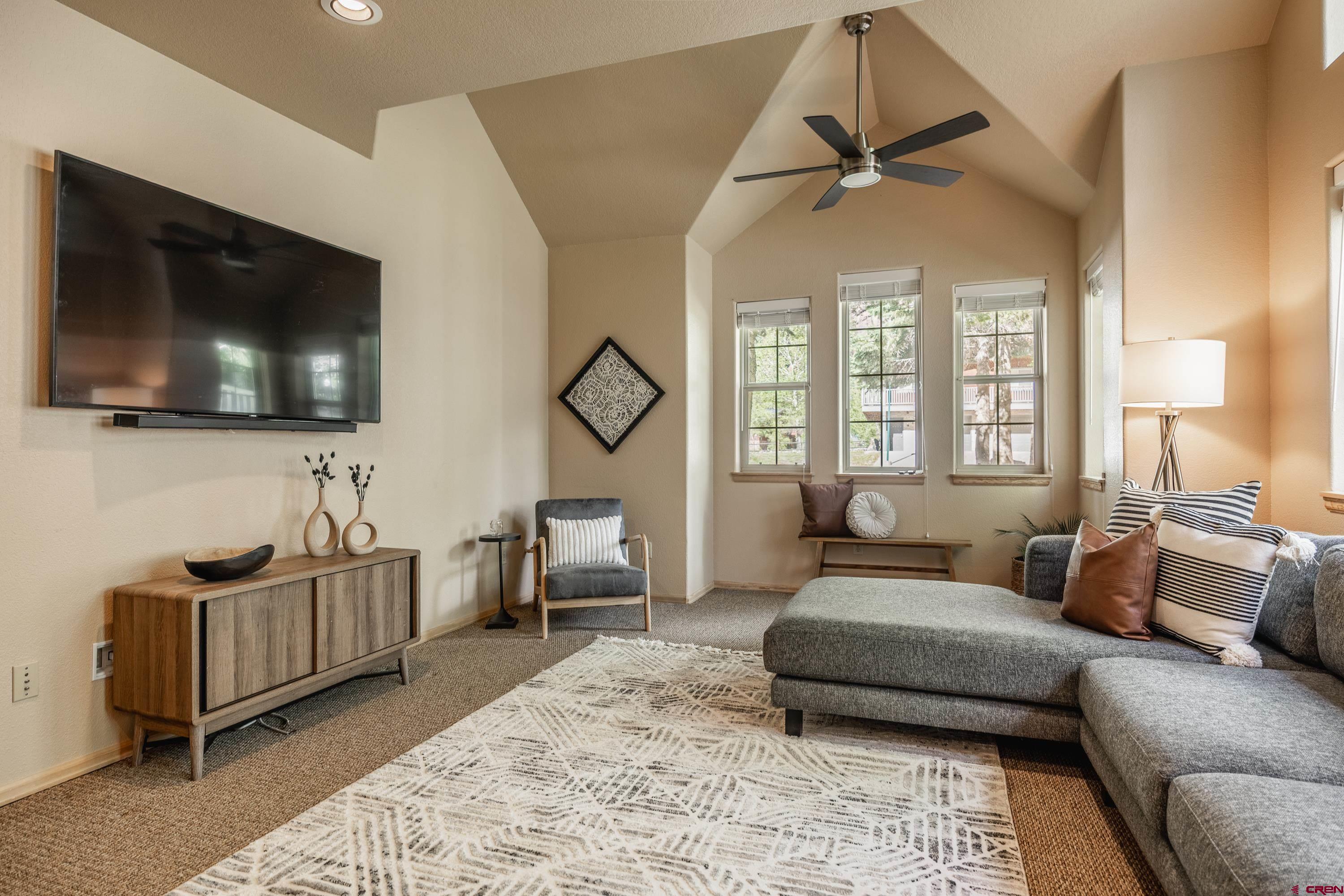 Image 4: Living Room
