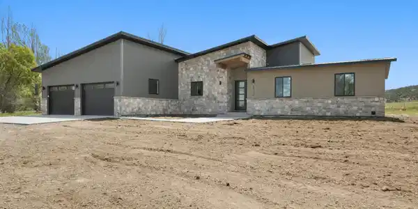 Image 3: Front Yard