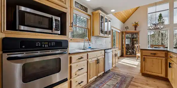Image 4: Kitchen