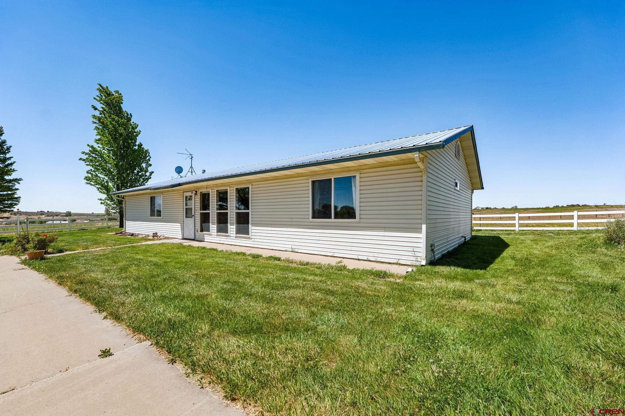 Image 3: Side of Home/Yard