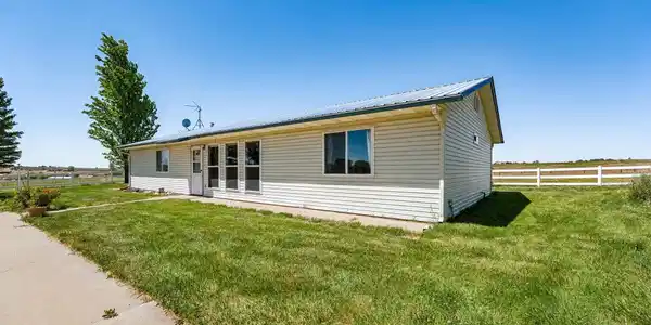 Image 3: Side of Home/Yard