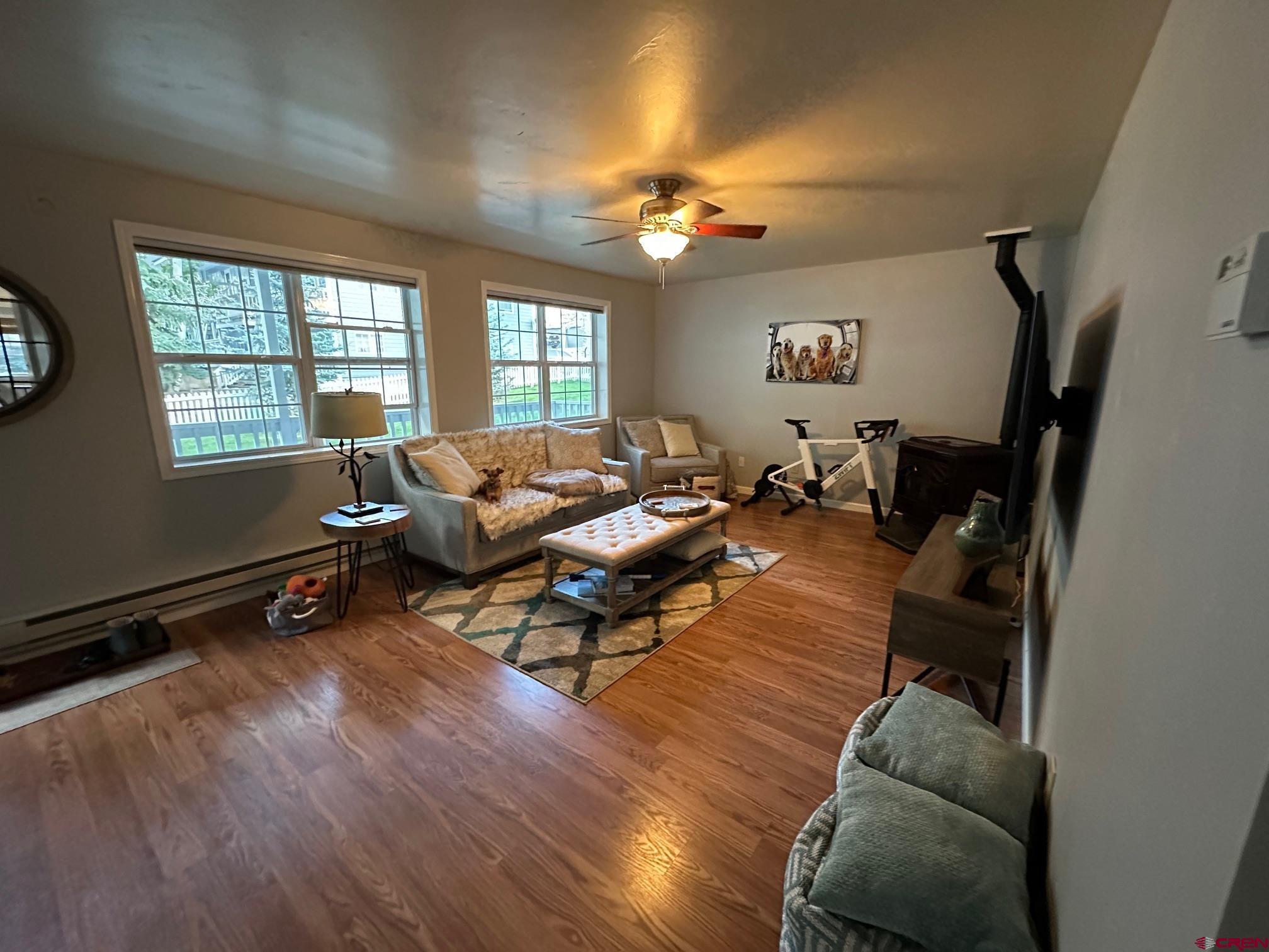 Image 4: Living Room