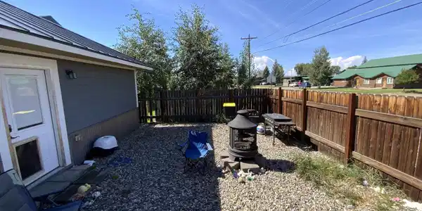 Image 4: Side Yard
