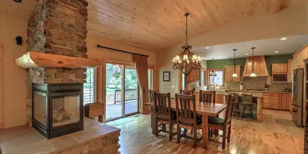 Image 4: Dining Area