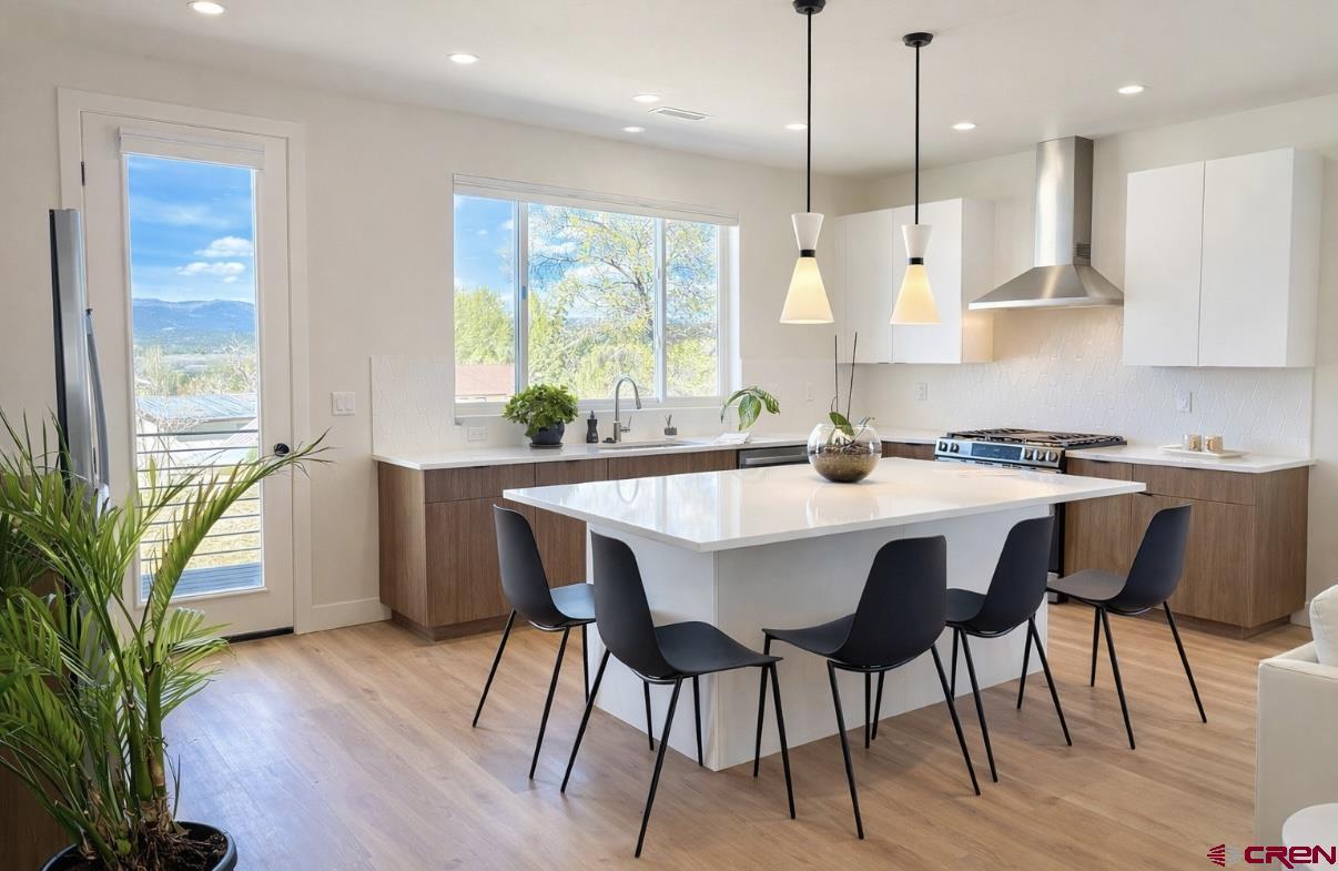 Image 4: Kitchen