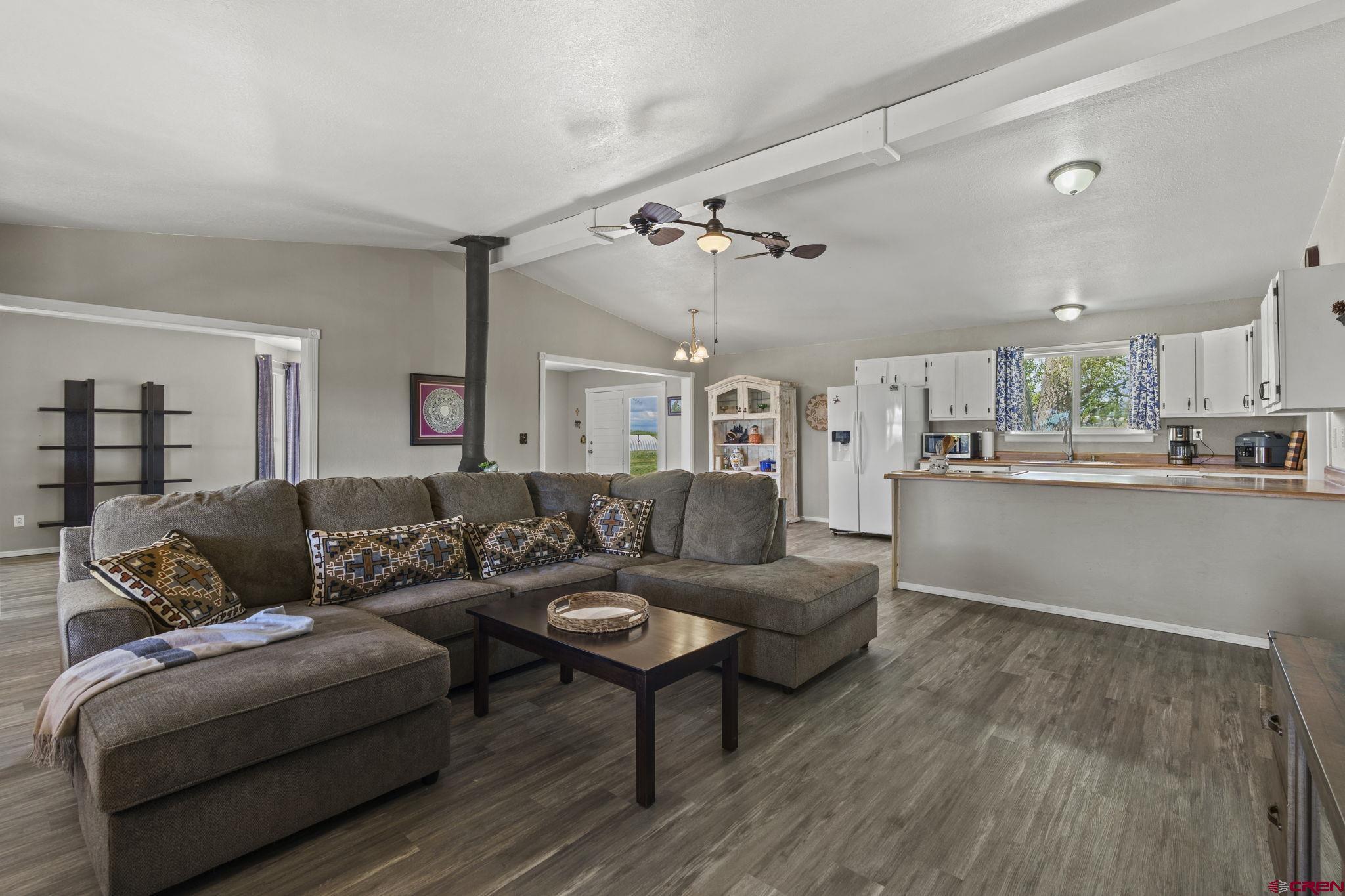 Image 3: Living Room