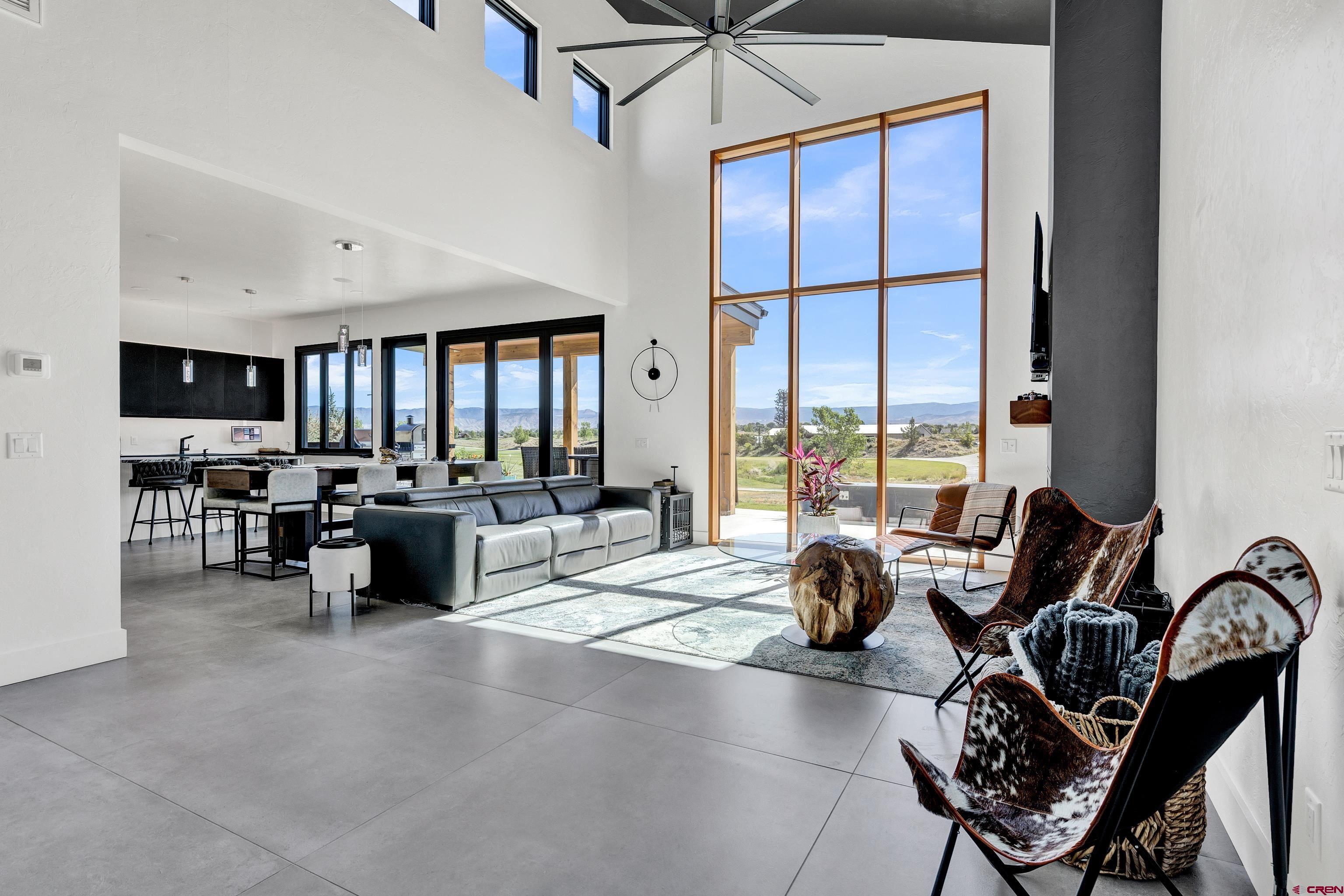 Image 3: Living Room