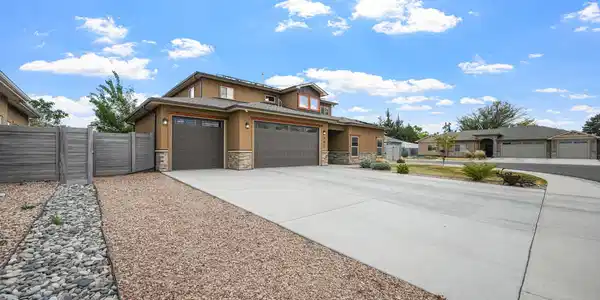 Image 3: 3 Car Garage & Parking
