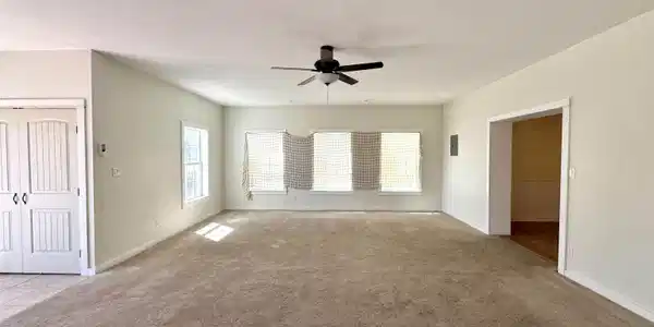 Image 4: Living Room