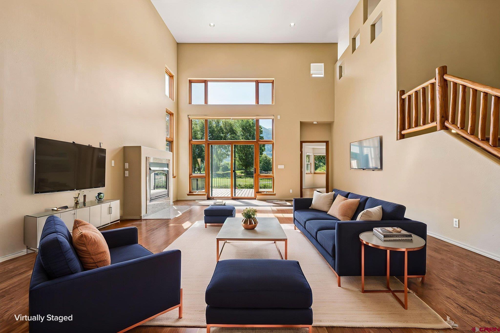 Image 4: Living Room