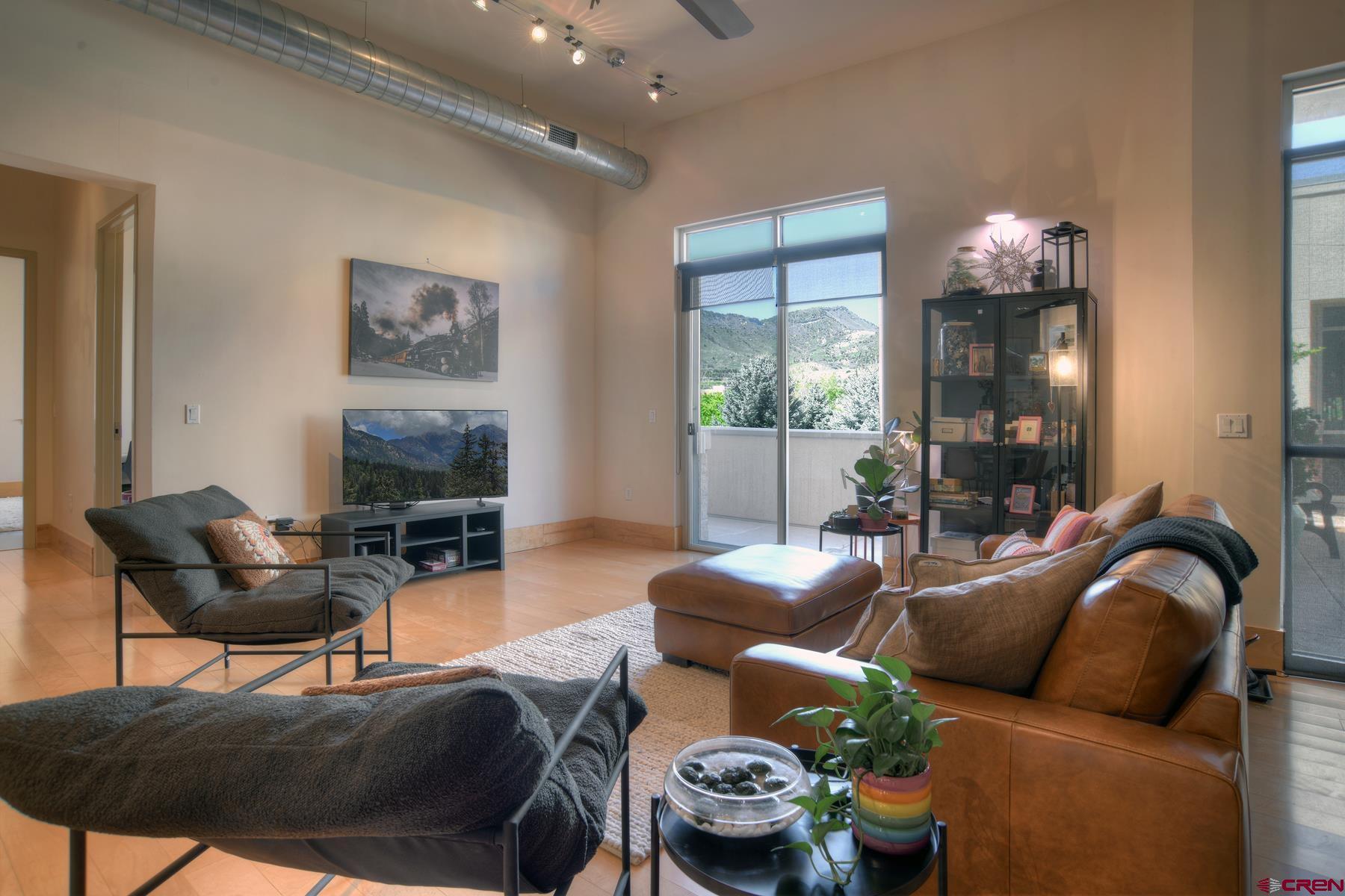 Image 4: Living Room