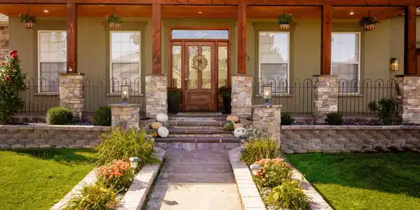 Image 3: Front Yard