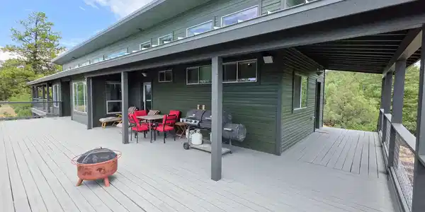 Image 2: Deck