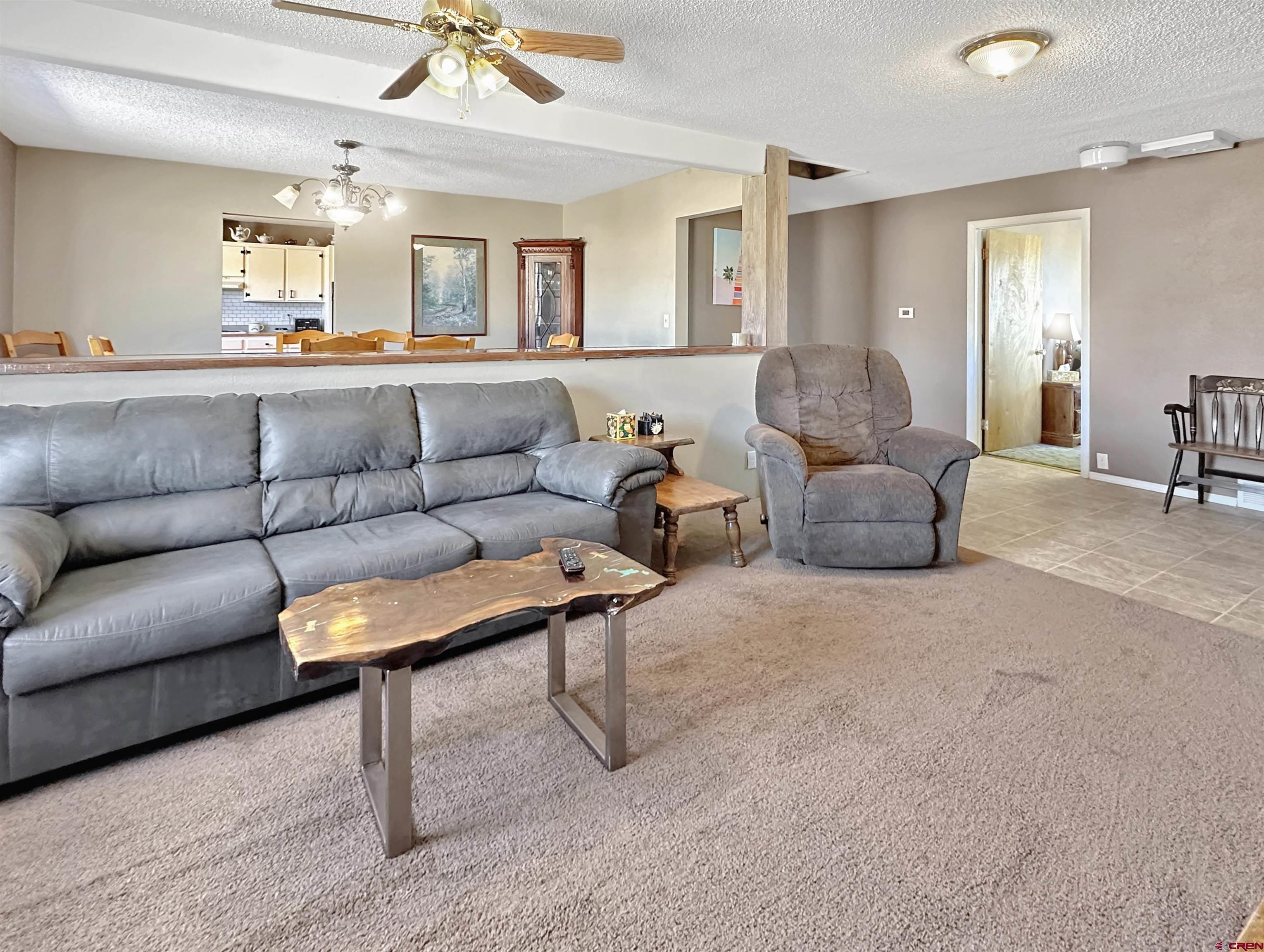Image 4: Living Room