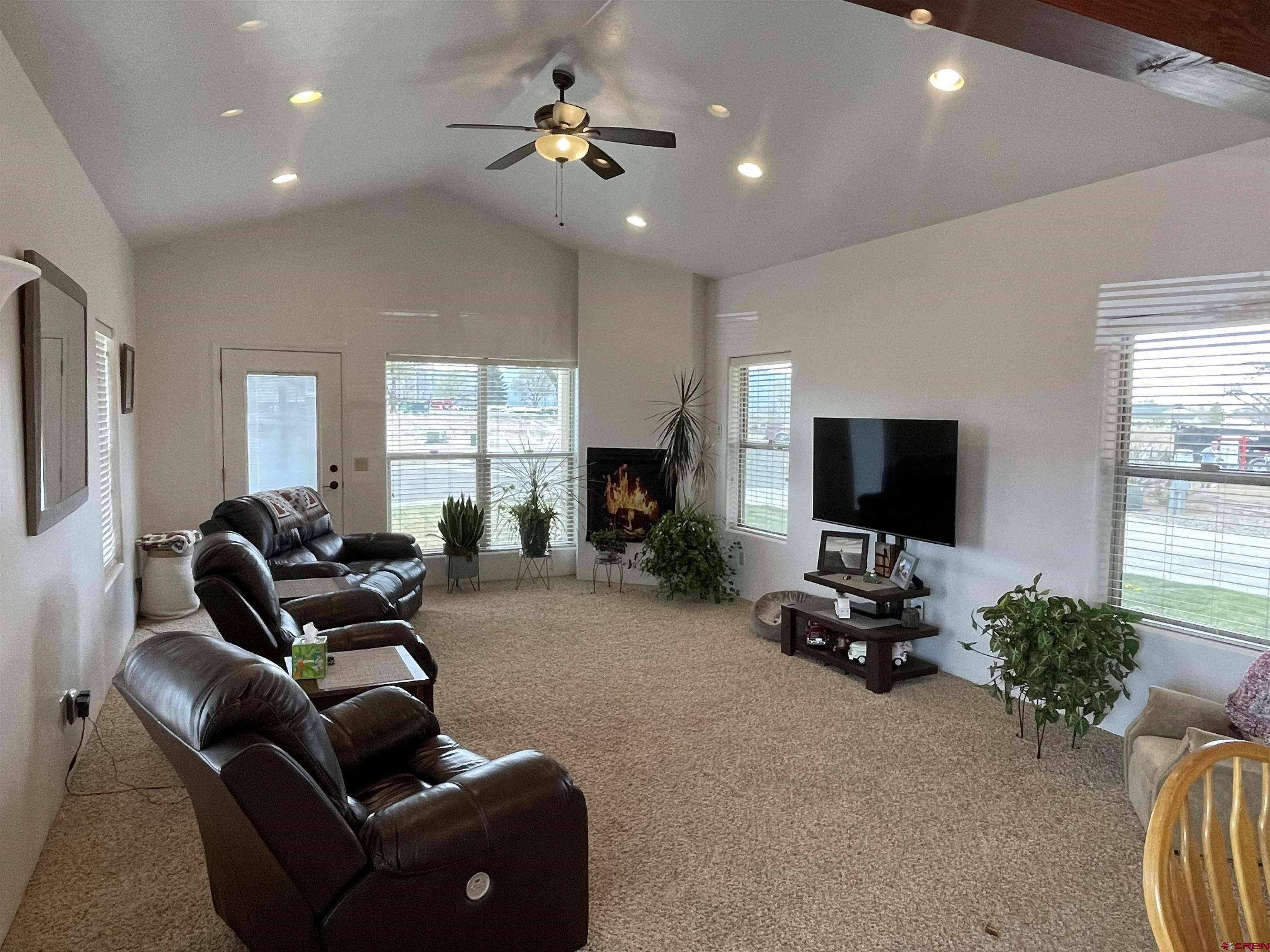 Image 3: Living Room
