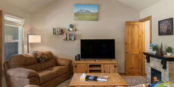 Image 4: Living Area