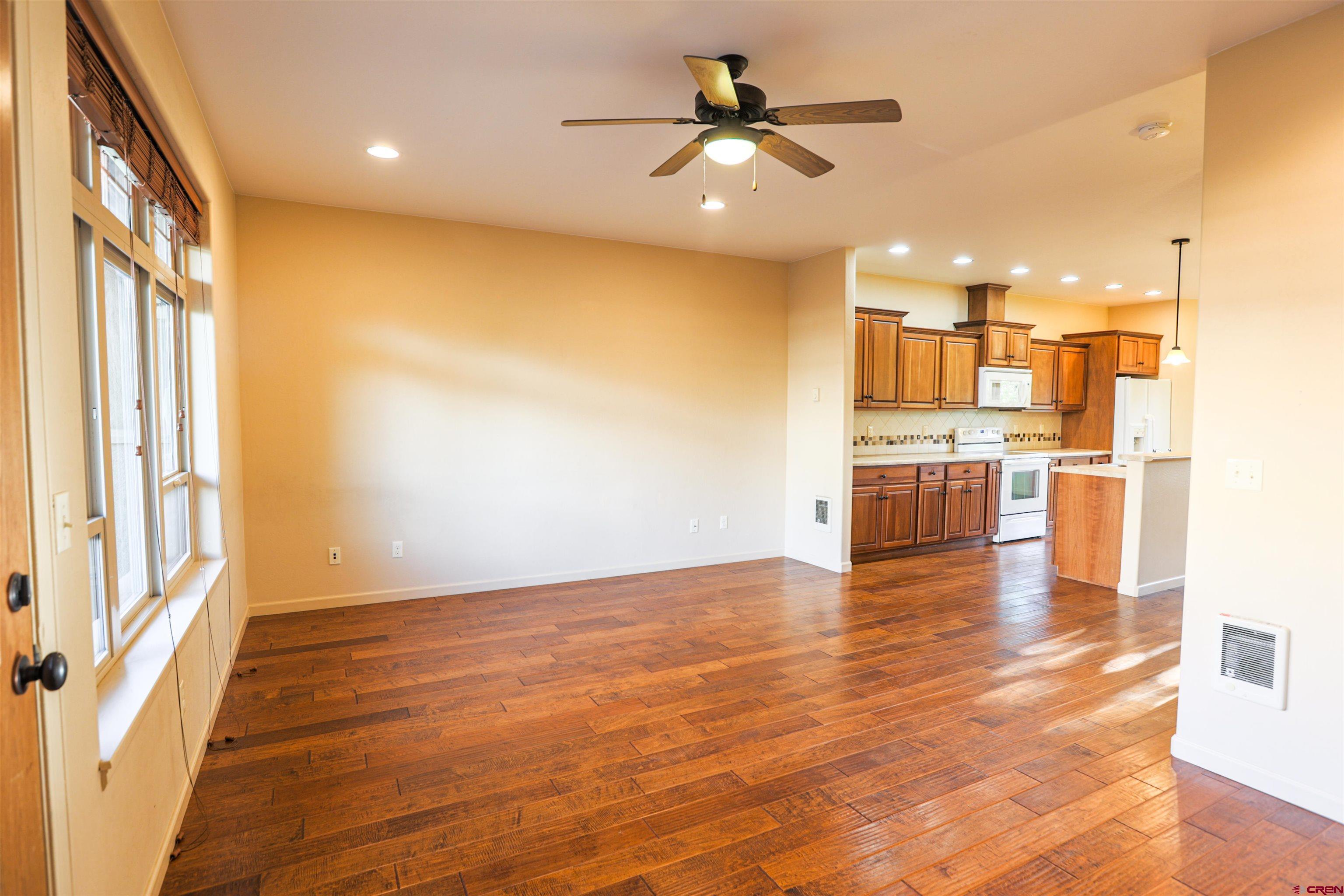 Image 4: Living Room