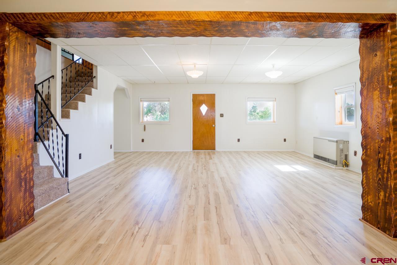 Image 4: Living Room